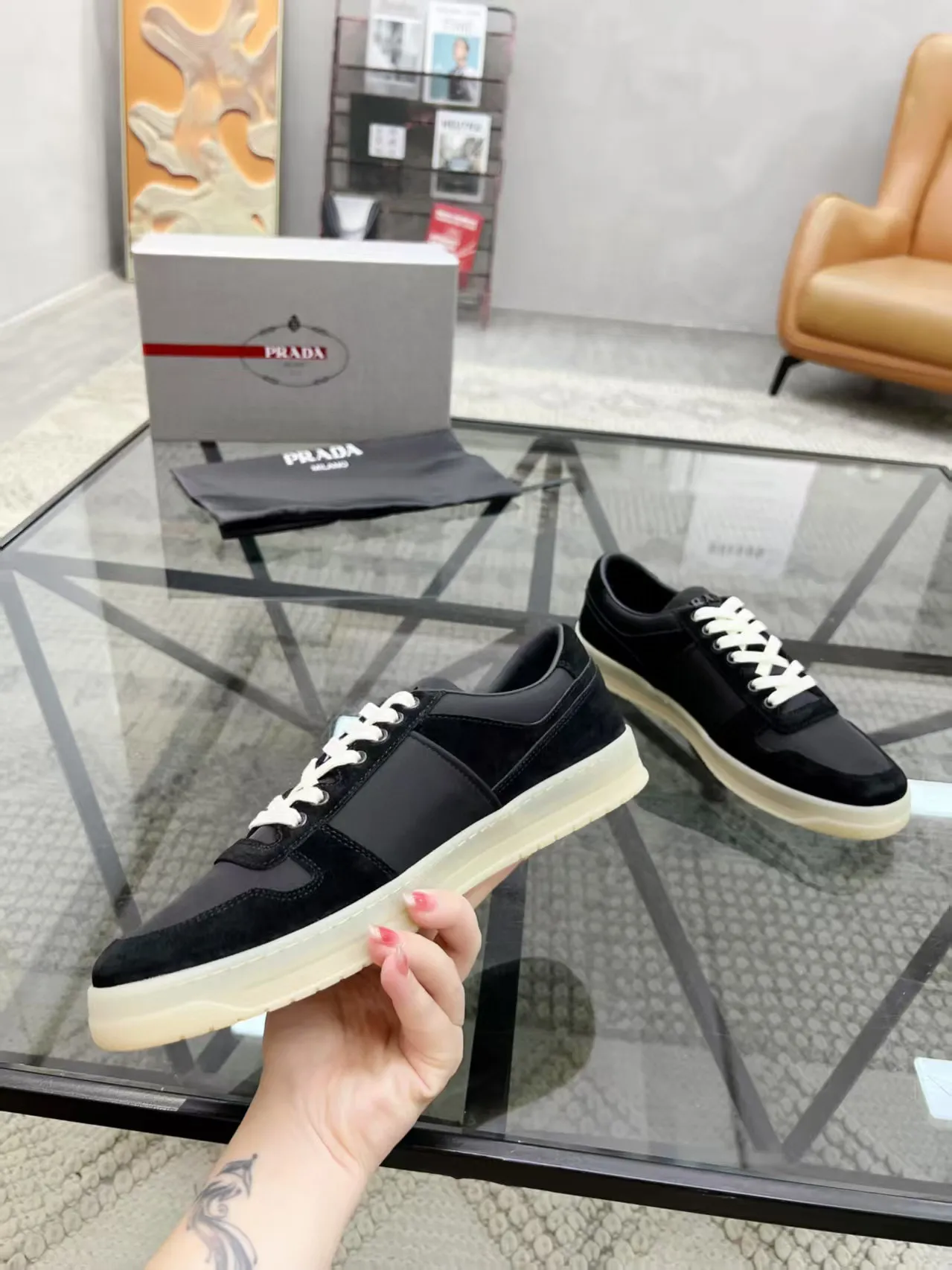 Factory price: 400💰Prada new men's leather sports shoes, the highest version on the market, any comparison is welcome🆚! The original leather has excellent texture and is super high-end! Fetal sheep net lining imported from Italy, removable pad! Luxurious materials and fine workmanship, highly recommended! Code number: 38-44, customized 45